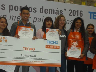 The Home Depot entrega donativo a TECHO para noble causa