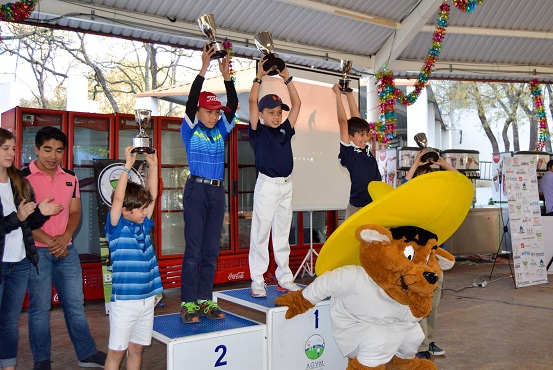 Golfistas de la AGVM celebran su triunfo en Six Flags