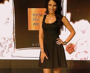 Aislinn Derbez es la Imagen de la Fragancia “Little Black Dress” de Avon