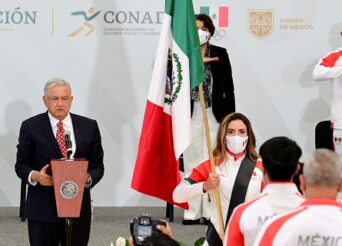 Juegos Olímpicos: Gaby López hace historia al ser la primera golfista abanderada